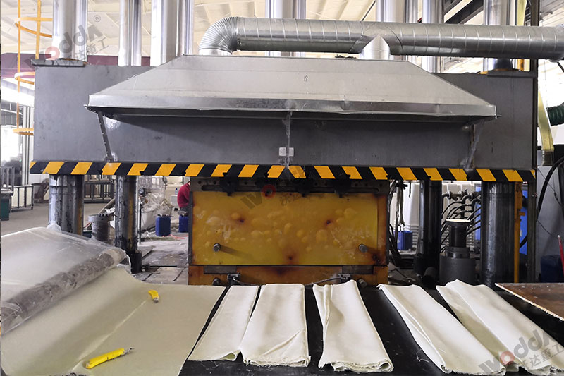 生產2立方玻璃鋼化糞池設備_2000噸四柱液壓機_液壓機廠家