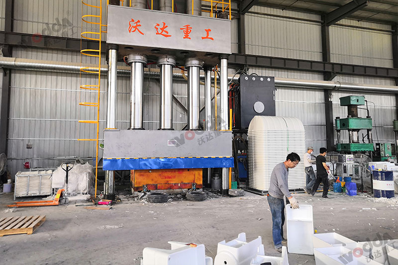 生產2立方玻璃鋼化糞池設備_2000噸四柱液壓機_液壓機廠家