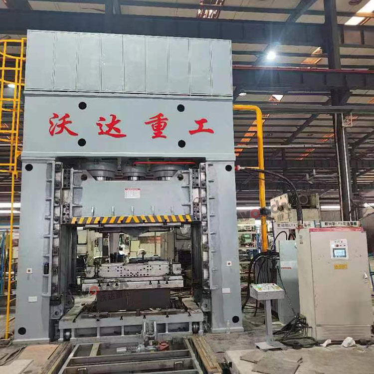 1250噸框架式液壓機(jī)客戶(hù)現(xiàn)場(chǎng)