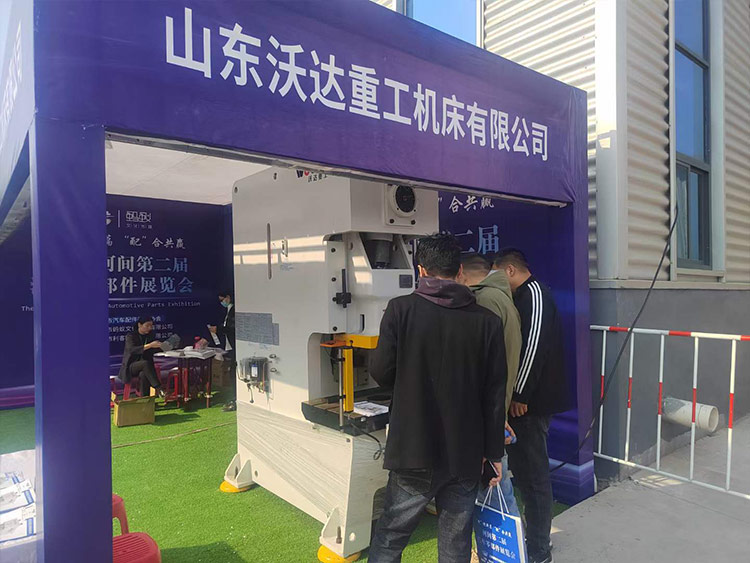 山東沃達(dá)重工機床有限公司蘇經(jīng)理為用戶介紹設(shè)備