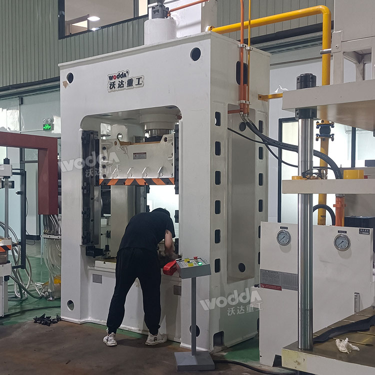 汽車內飾件成型液壓機現(xiàn)場調試